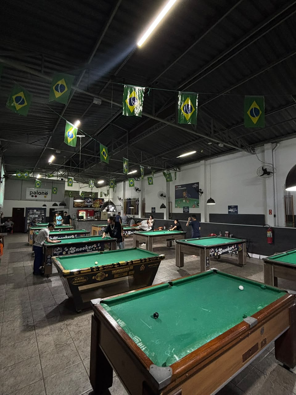 Fachada do Snooker Club Salto à noite